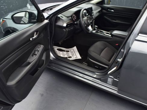 Used 2024 Nissan Altima 2.5 SV image 11