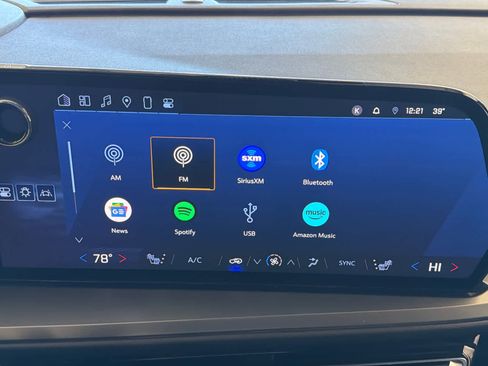 Used 2025 Chevrolet Traverse LT image 47