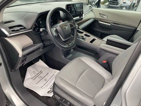 Certified 2024 Toyota Sienna XLE image 18
