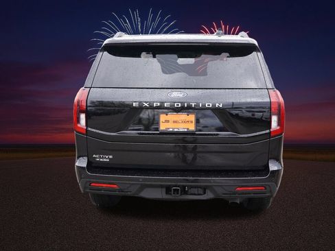 Used 2025 Ford Expedition Active AWD/4WD image 6