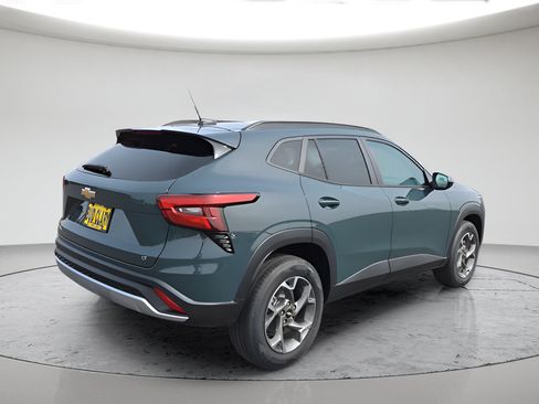 New 2026 Chevrolet Trax LT w/ LT Convenience Package FWD image 3