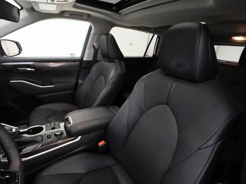 Used 2023 Toyota Highlander Limited image 11