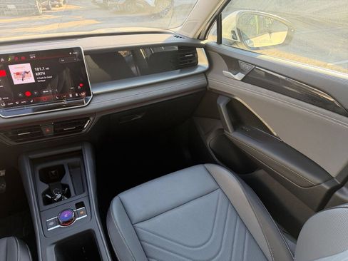 Used 2026 Volkswagen Tiguan SE AWD/4WD image 36