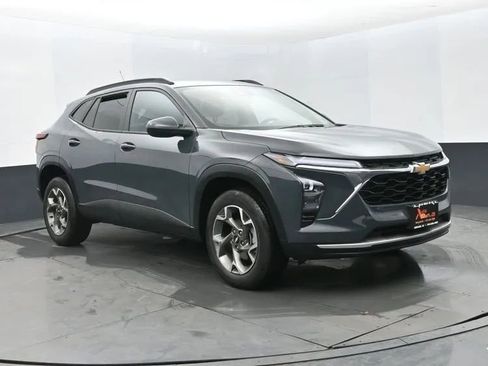 Used 2025 Chevrolet Trax LT image 2