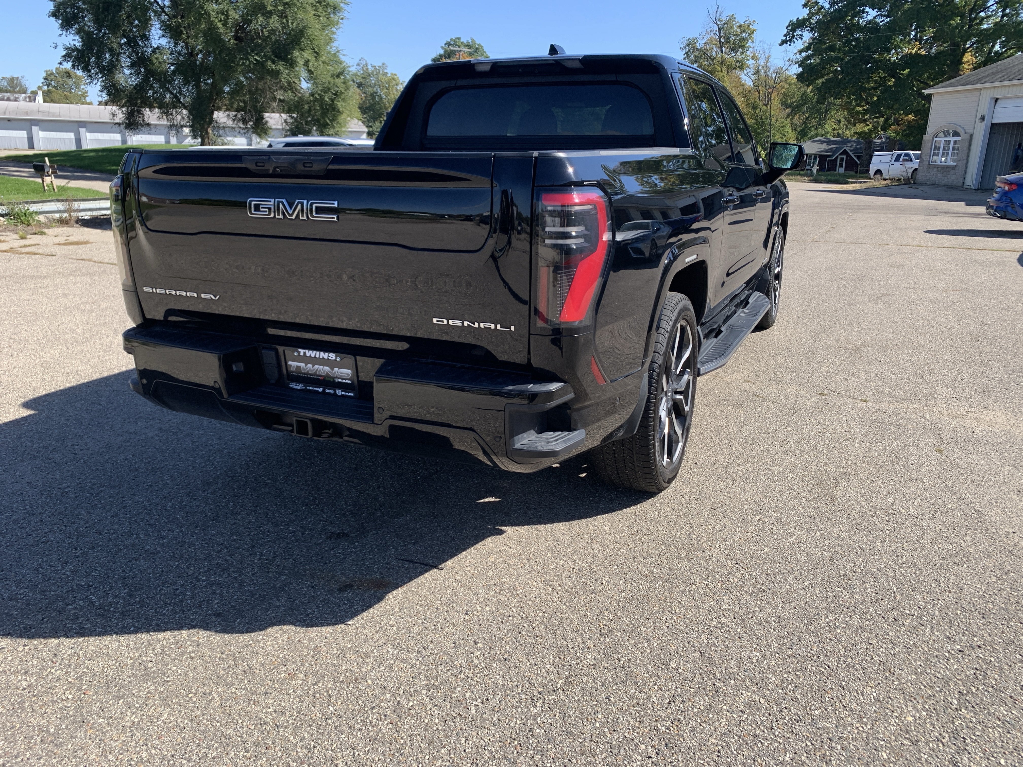 Used 2025 GMC Sierra EV Denali AWD/4WD image 3