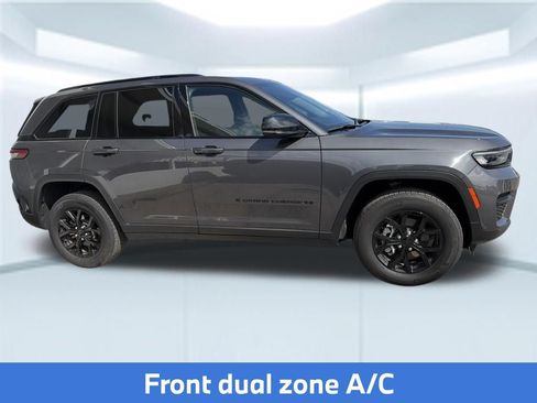 Used 2025 Jeep Grand Cherokee Altitude AWD/4WD image 5