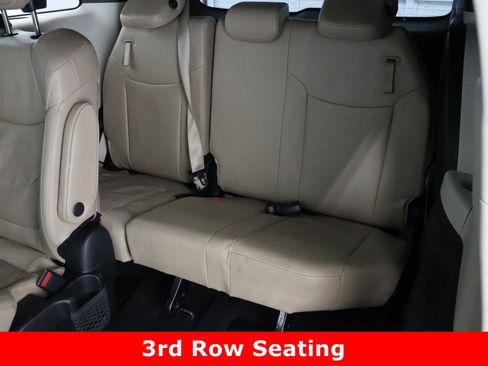 Used 2023 Toyota Sienna Limited image 35