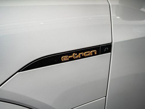 Used 2021 Audi e-tron Premium w/ Convenience Plus Package image 16