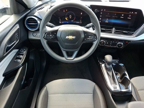Used 2025 Chevrolet Trax LT FWD image 11