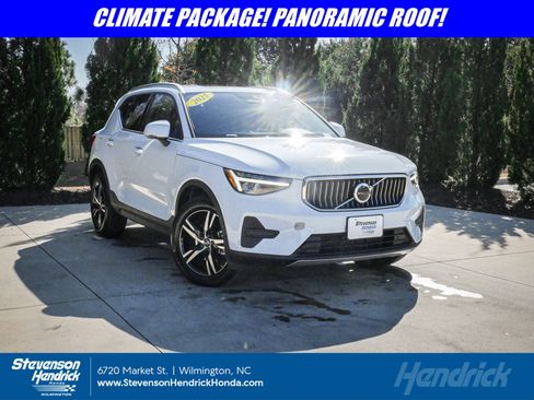 Used 2025 Volvo XC40 B5 Core image 1