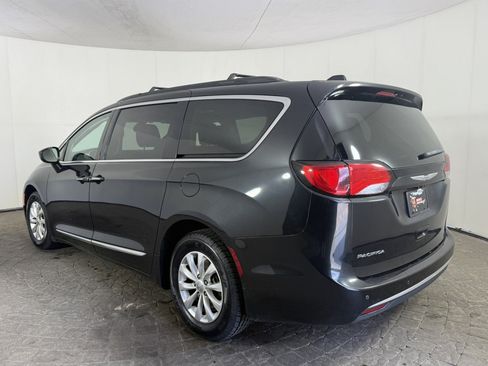 Used 2017 Chrysler Pacifica Touring-L FWD image 5