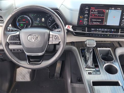 Used 2021 Toyota Sienna Limited image 26