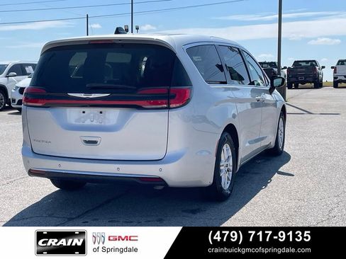 Used 2024 Chrysler Pacifica Touring-L FWD image 8