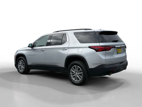 Used 2022 Chevrolet Traverse LT image 3