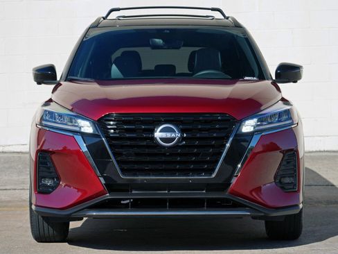 Used 2023 Nissan Kicks SR w/ SR Premium Package FWD image 6