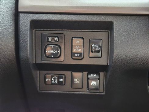 Used 2018 Toyota Tundra SR5 image 26