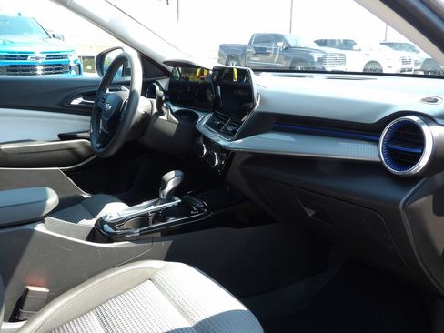 Used 2025 Chevrolet Trax LT FWD image 17