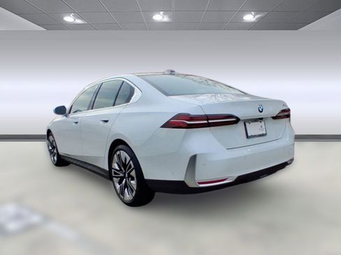 Used 2026 BMW 530i RWD image 3