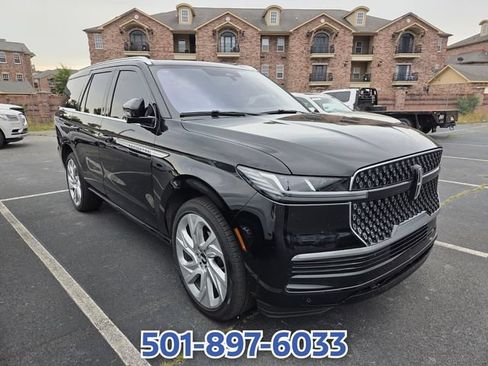 Used 2025 Lincoln Navigator Reserve AWD/4WD image 3