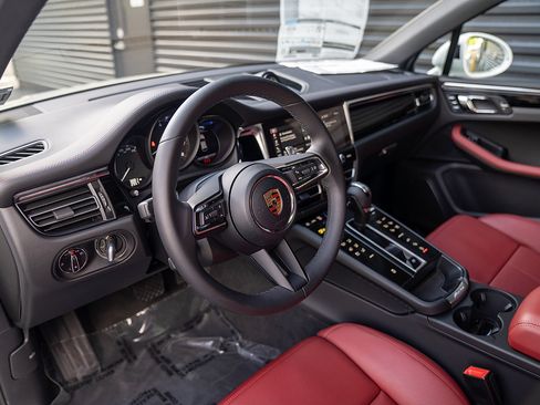 Certified 2026 Porsche Macan AWD/4WD image 4