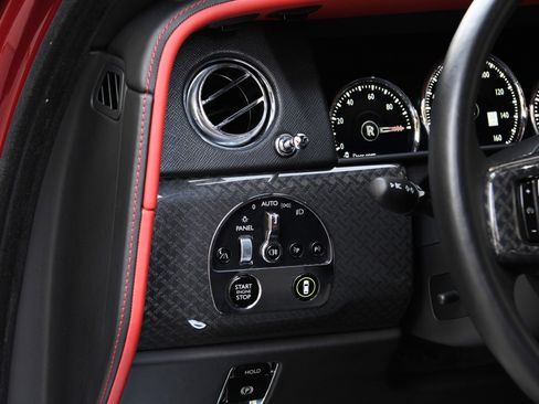 Used 2021 Rolls-Royce Cullinan Black Badge image 15