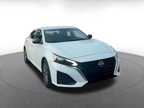 Used 2025 Nissan Altima 2.5 SV FWD image 3