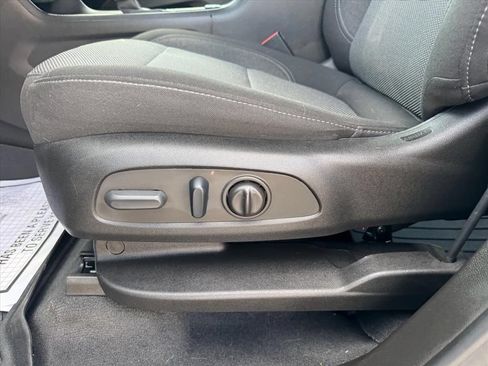 Used 2023 Chevrolet Traverse LT FWD image 16