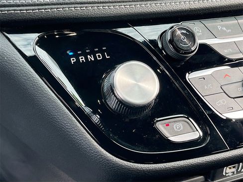 Used 2024 Chrysler Pacifica Touring-L w/ Uconnect Theater Family Group image 17