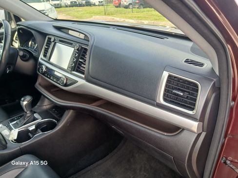 Used 2018 Toyota Highlander XLE FWD image 17