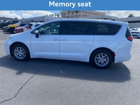 Used 2023 Chrysler Pacifica Touring-L FWD image 11