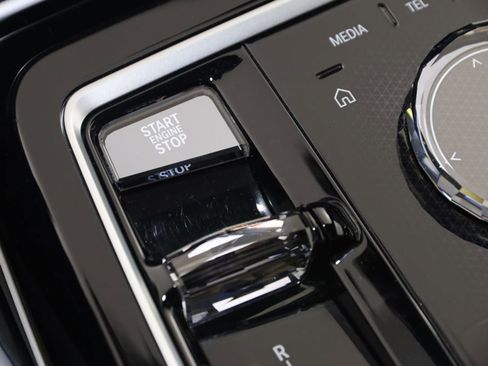 Used 2023 BMW 740i w/ Parking Assistance Package image 36