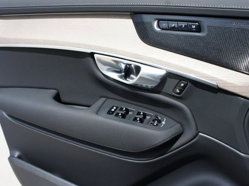 New 2025 Volvo XC90 T8 Plus w/ Protection Package Premier image 18