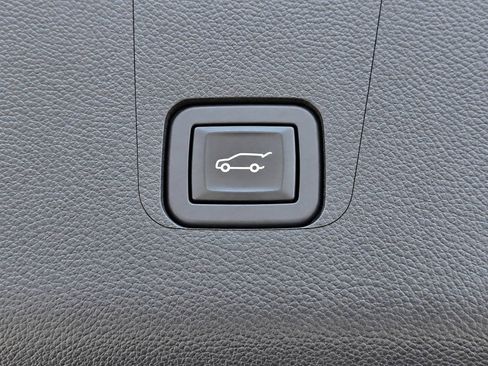 Certified 2023 Chevrolet Traverse LT FWD image 38