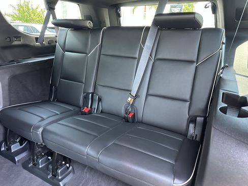 Used 2023 Cadillac Escalade ESV Premium Luxury AWD/4WD image 18