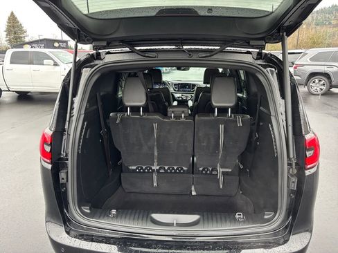 Used 2025 Chrysler Pacifica Select image 25