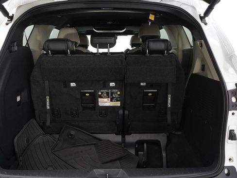 Used 2025 Toyota Sienna Platinum AWD/4WD image 9