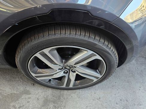 Used 2025 Land Rover Discovery Metropolitan Edition image 6