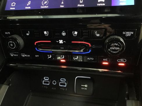 Used 2023 Jeep Grand Cherokee Limited w/ Luxury Tech Group II AWD/4WD image 28