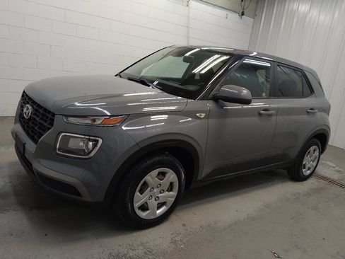 Used 2020 Hyundai Venue SE FWD image 2