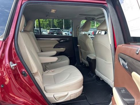 Used 2022 Toyota Highlander Limited FWD image 21