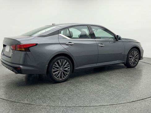 Used 2025 Nissan Altima 2.5 SV image 9