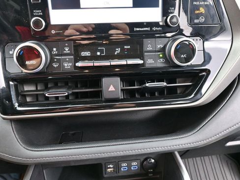 Used 2022 Toyota Highlander XLE FWD image 24
