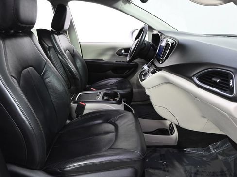 Used 2017 Chrysler Pacifica Touring-L Plus FWD image 16