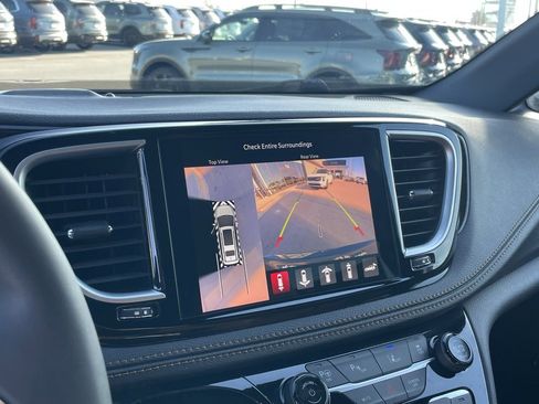 Used 2023 Chrysler Pacifica Pinnacle image 16