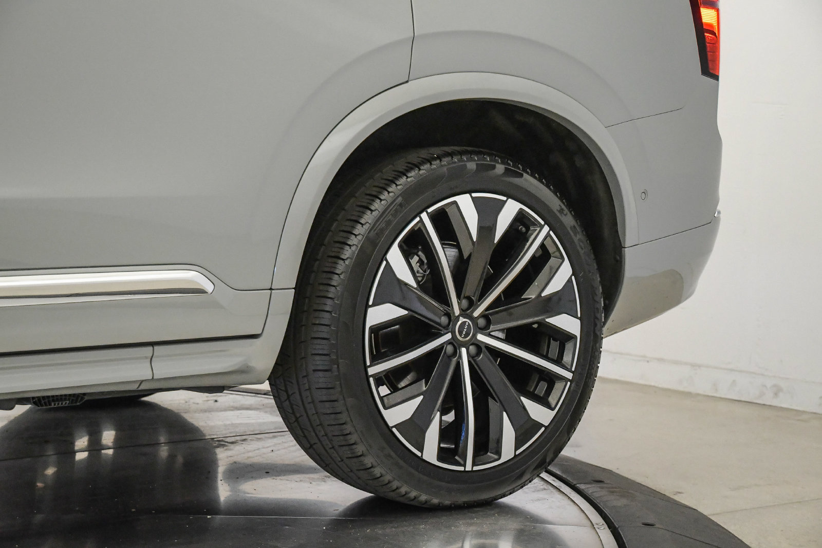 Certified 2026 Volvo XC90 B6 Plus AWD/4WD image 11