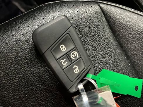 Used 2024 Volkswagen Tiguan SE AWD/4WD image 39