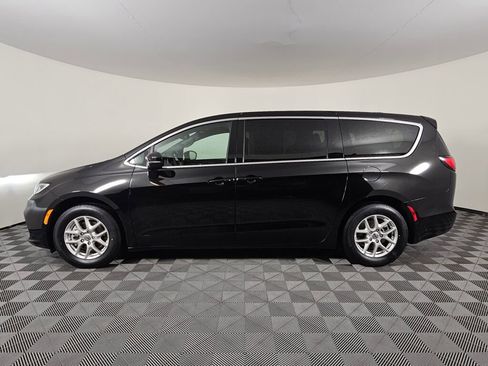 Used 2025 Chrysler Pacifica Select image 6