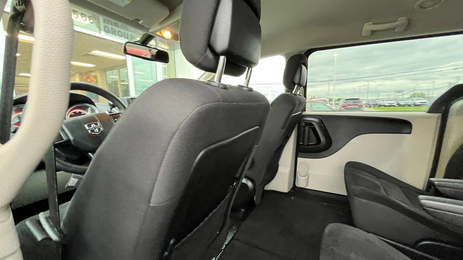 Used 2019 Dodge Grand Caravan SE w/ UConnect Hands-Free Group FWD image 32