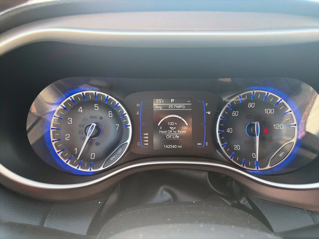 Used 2018 Chrysler Pacifica Touring-L FWD image 19