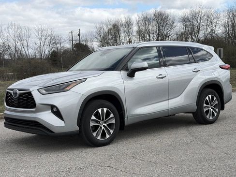 Used 2022 Toyota Highlander XLE AWD/4WD image 41